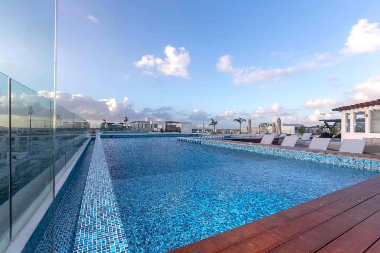 Сasa de vacaciones One Br Great Location, Large Roof Pool With Beautiful Views, Gym Included!
