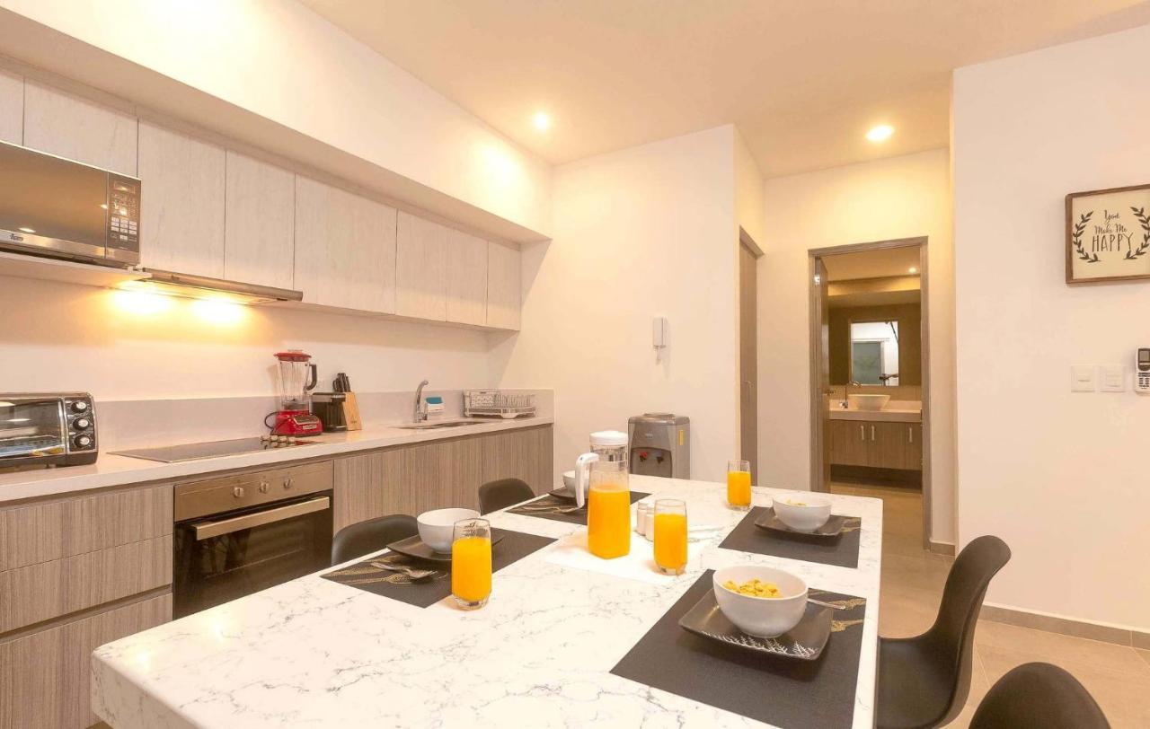 One Br Great Location, Large Roof Pool With Beautiful Views, Gym Included! Сasa de vacaciones Playa del Carmen